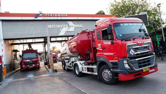 Pantau Distribusi BBM untuk Jember, Direktur Pertamina Patra Niaga Tinjau Langsung Pengisian Mobil Tangki di Surabaya