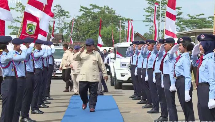 Disambut Antusias Warga, Presiden Prabowo Resmikan SMA Taruna Nusantara di Malang
