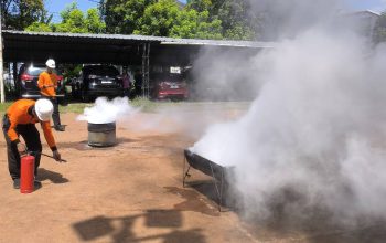 40 Warga Griya Permata Dilatih Bogasari Hadapi Kebakaran