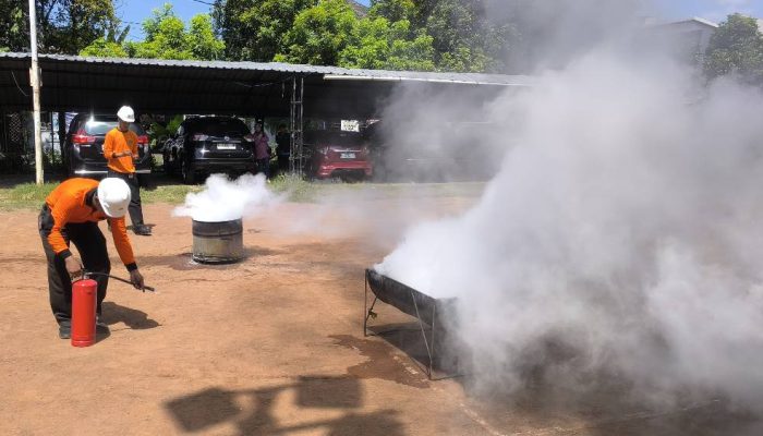 40 Warga Griya Permata Dilatih Bogasari Hadapi Kebakaran