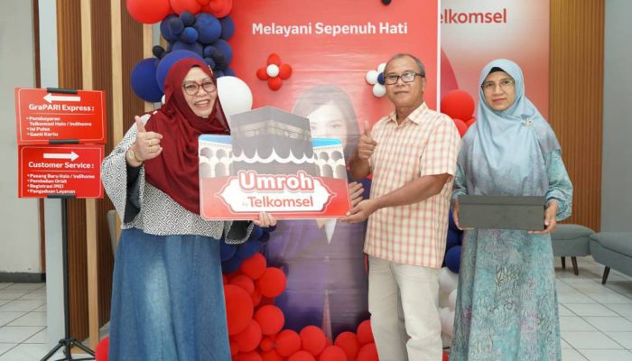 Beruntung! Warga Magetan Menangi Hadiah Umrah dari Program Telkomsel