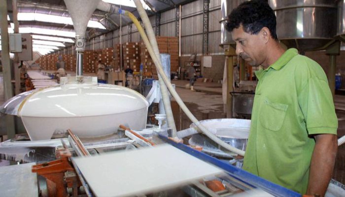 Pangkas Harga LNG ke US$13 MMBtu, Pemerintah Ringankan Beban Industri Keramik