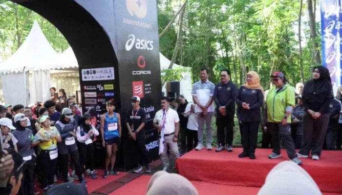 Khofifah Lepas Ribuan Pelari Internasional Taklukkan Jalur Ekstrem Gunung Arjuno-Welirang