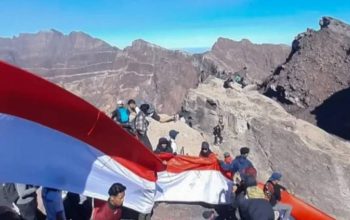 Peringati HUT ke-81 RI, Ratusan Pendaki Bentangkan Merah Putih 81 Meter di Puncak Gunung Raung