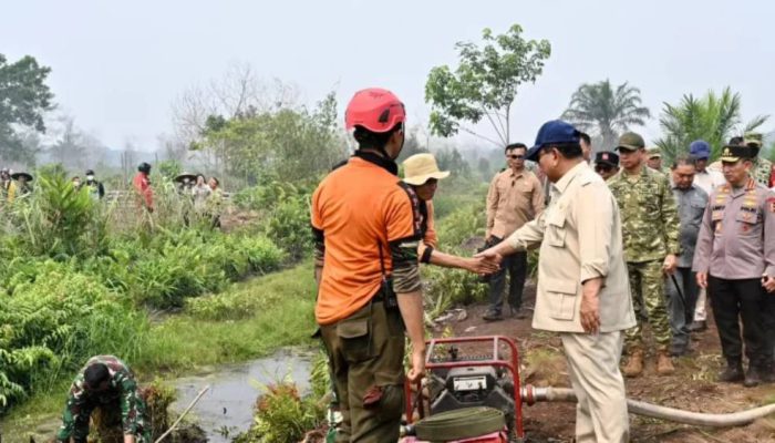 Prabowo Tinjau Langsung Karhutla Kubu Raya, Pemerintah Siapkan Langkah Tegas