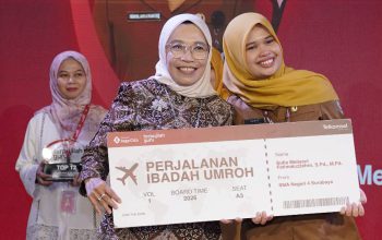 Guru SMAN 4 Surabaya Raih Juara 1 Terpujilah GURU Telkomsel Berkat Inovasi Berbasis AI