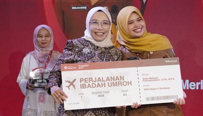 Guru SMAN 4 Surabaya Raih Juara 1 Terpujilah GURU Telkomsel Berkat Inovasi Berbasis AI